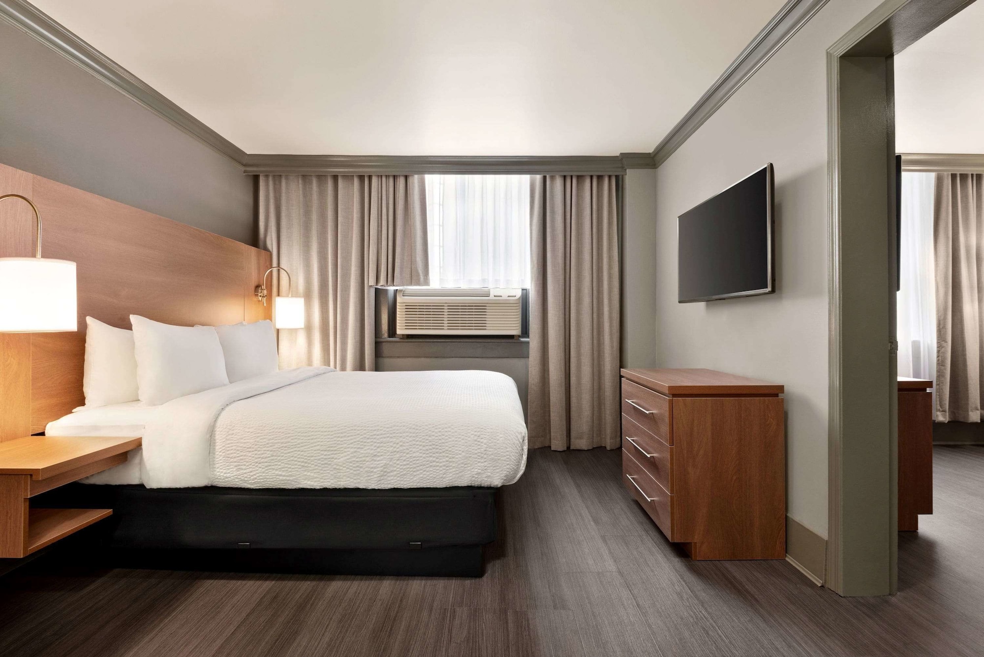 SUITE, QUEEN BED