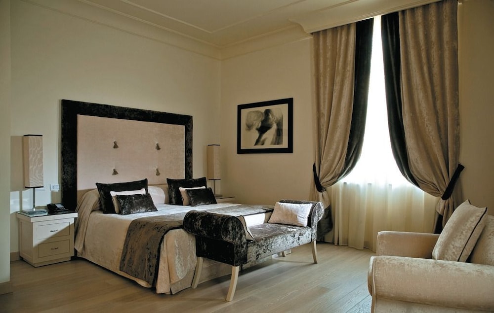 DELUXE, DOUBLE OR TWIN BED