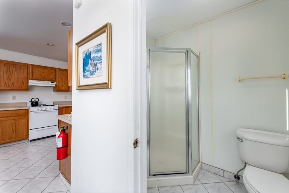 Boardwalk Sand & Surf Inn Oceanfront 7/55