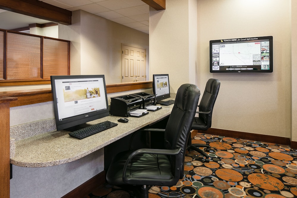 Holiday Inn Express Suites Coralville 56/67
