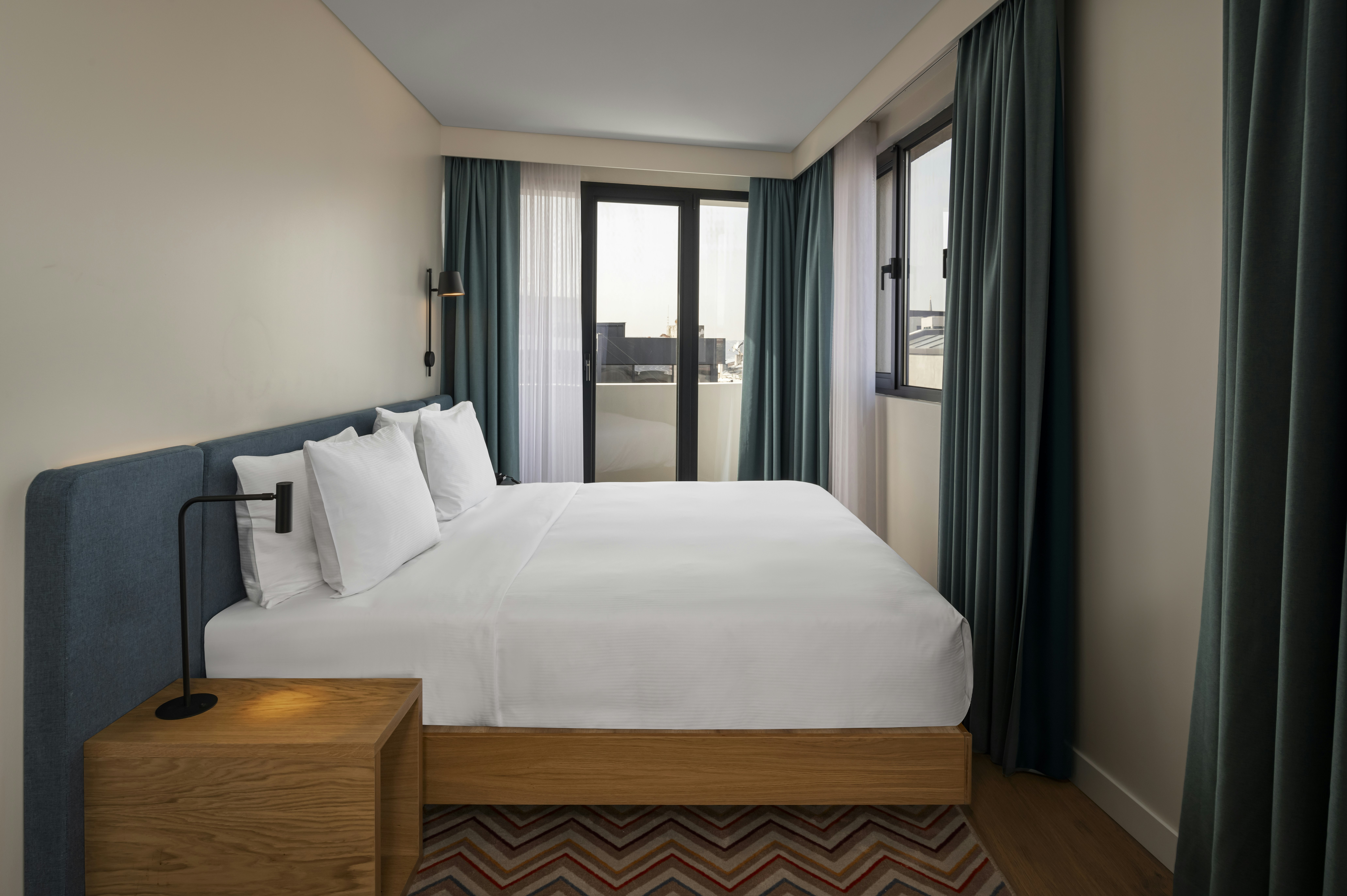 ROOM, QUEEN BED, SOFA