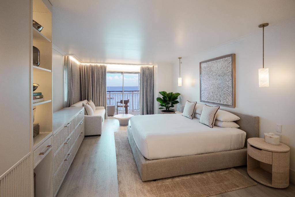 Deluxe, King Bed, Partial Ocean Front, Balcony
