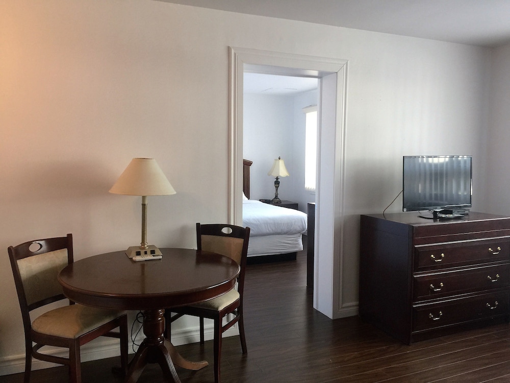 Duvernay Studios And Suites 32/41