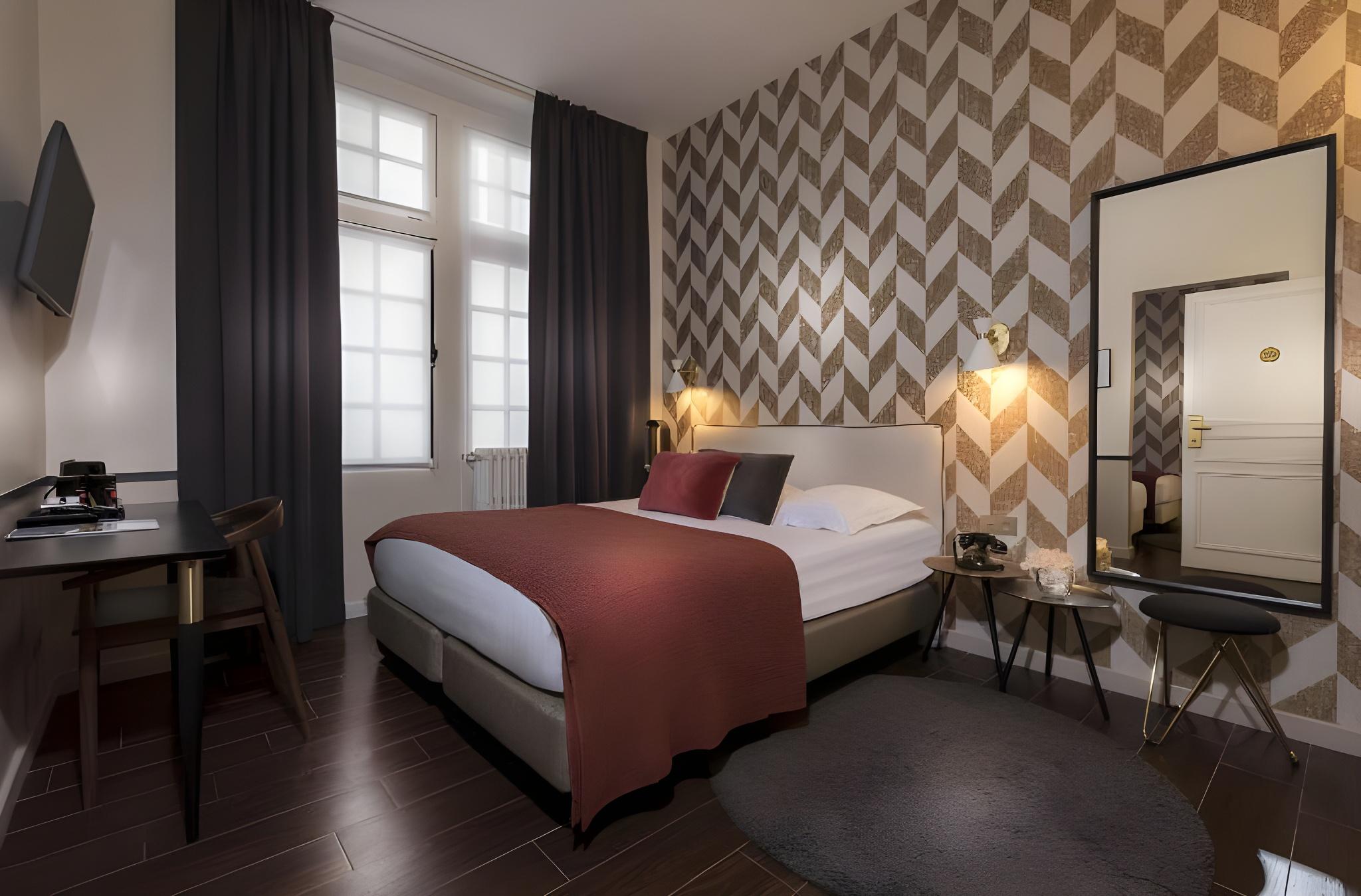 Classic, Queen Bed, Street View