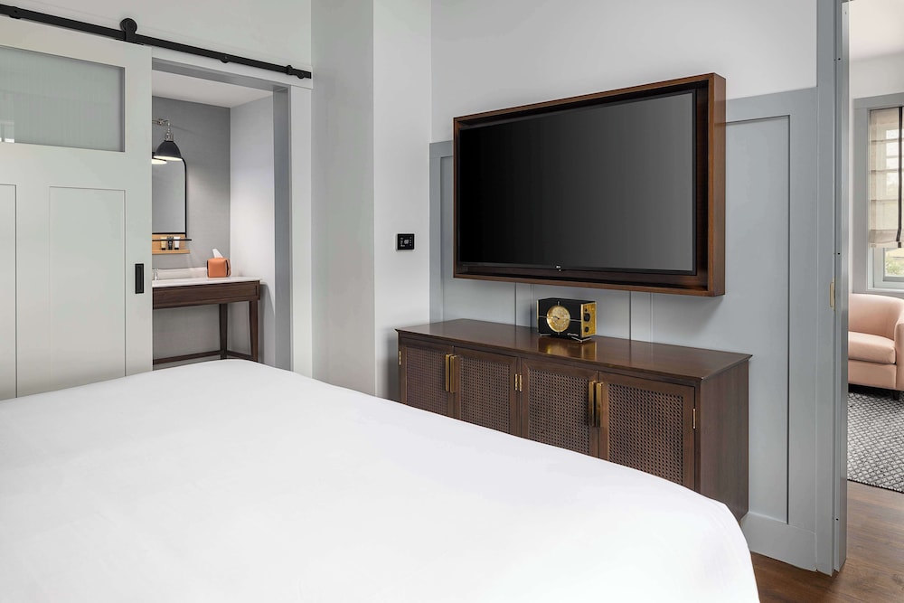ROOM, KING BED, BALCONY