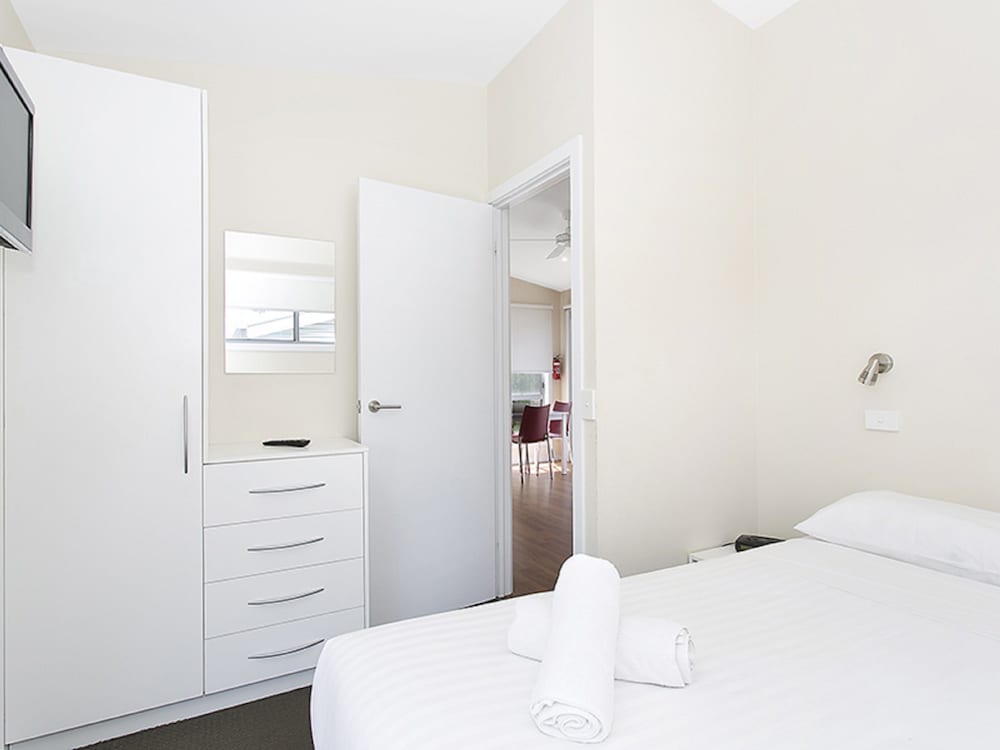 PORTLAND HOLIDAY VILLAGE 12/50
