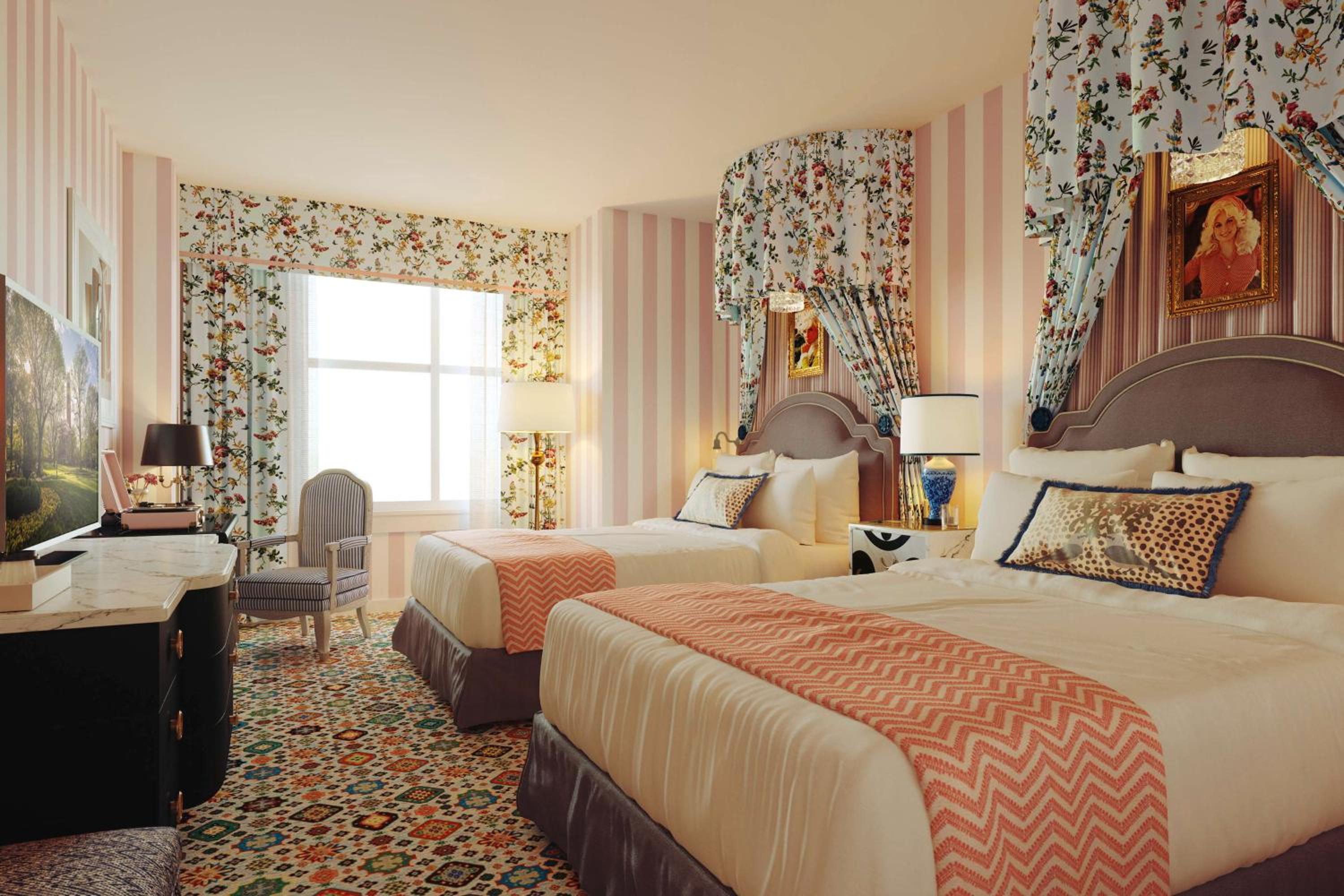 Graduate, Queen Bed