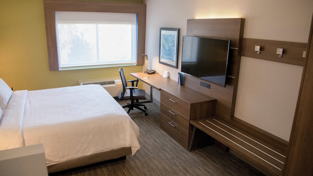 Holiday Inn Express and Suites Colorado Springs North an IHG Hotel 17/67