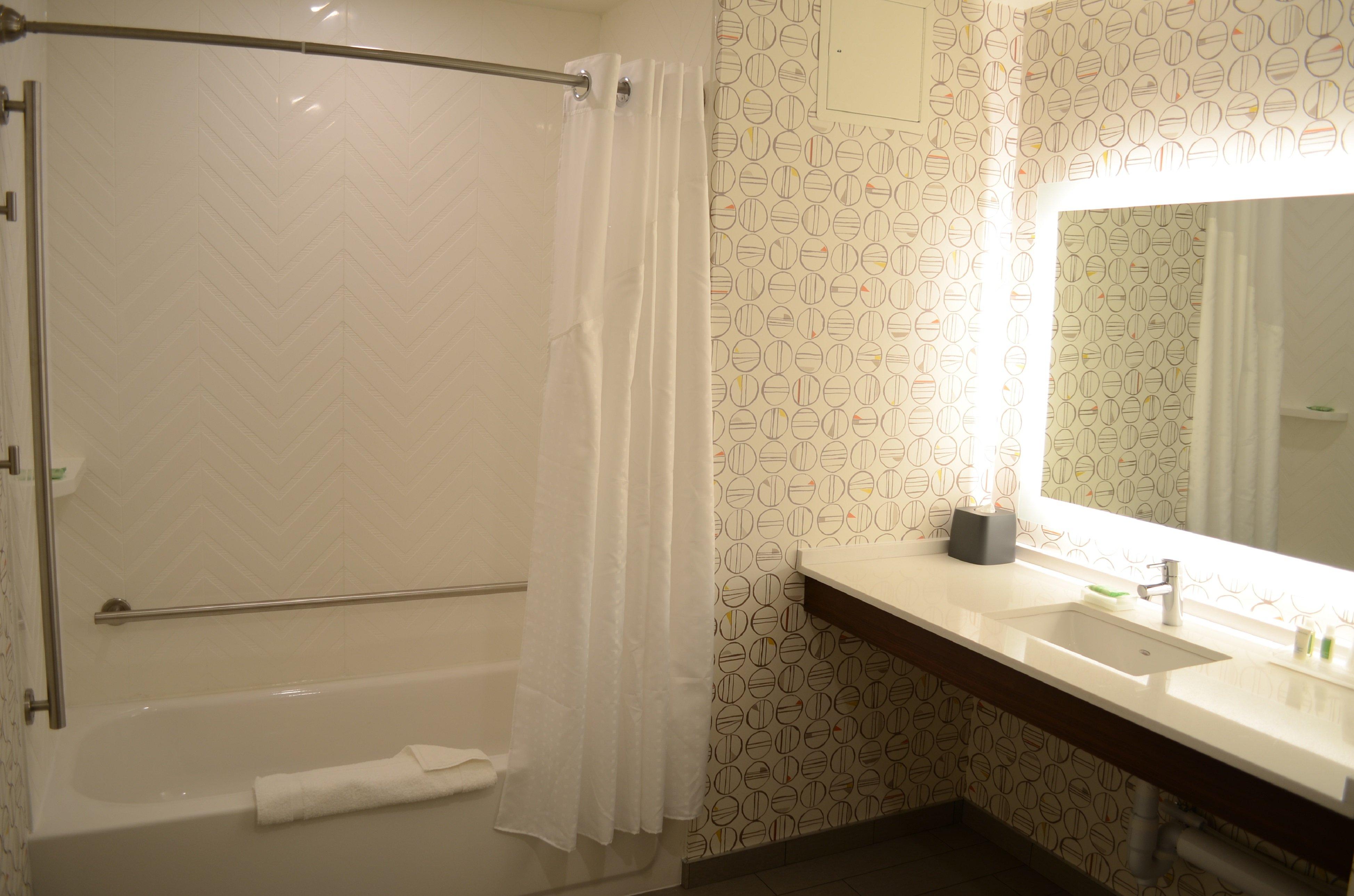 Premium, Queen Bed, Holiday Inn Edmonton S Ellerslie Rd 8/8