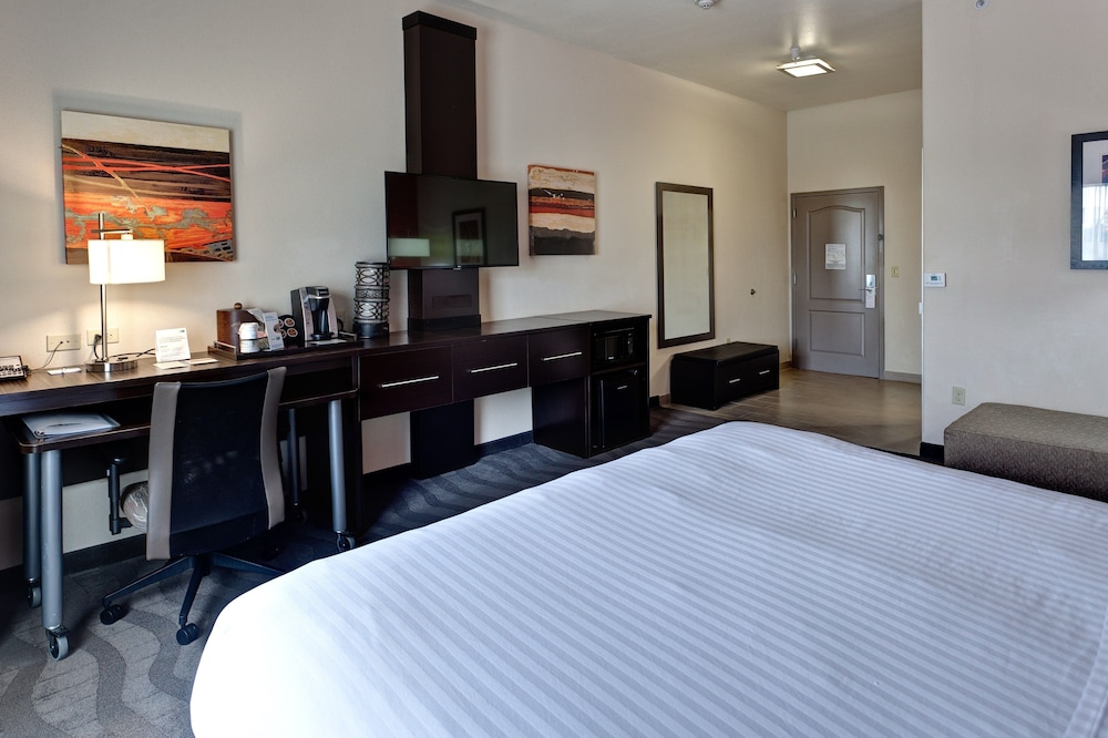 Holiday Inn Express & Suites Wichita Northwest Maize K-96 13/43