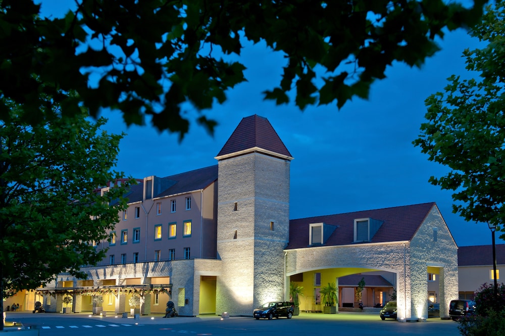Explorers Hotel 65/67