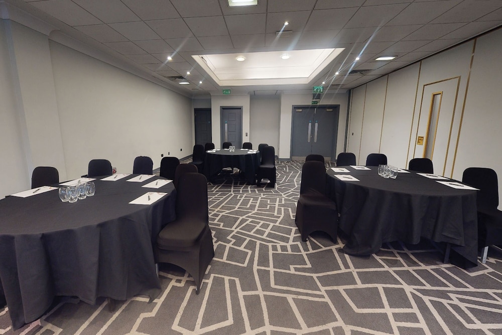 VILLAGE BIRMINGHAM WALSALL - HOTEL & LEISURE CLUB 52/58