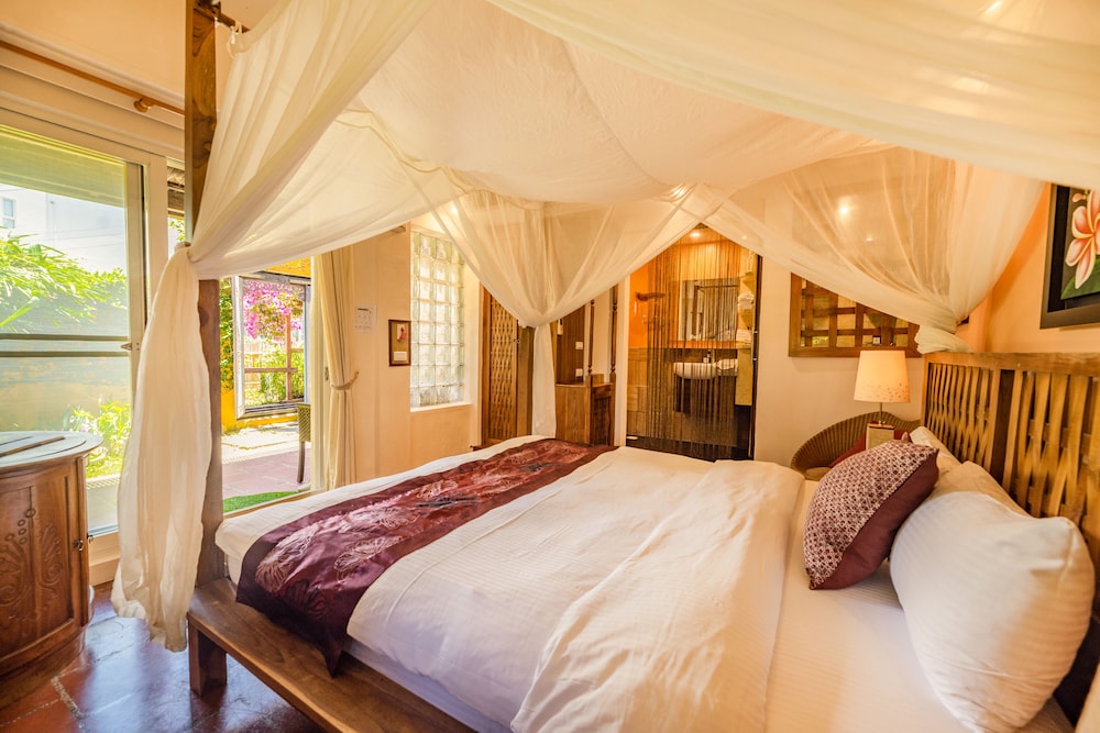 INTIMATE, DOUBLE BED, ADULT ONLY
