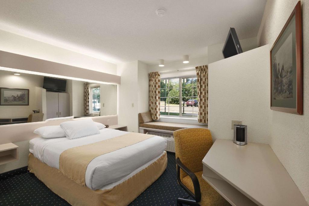 Deluxe, Studio, Suite, Queen Bed