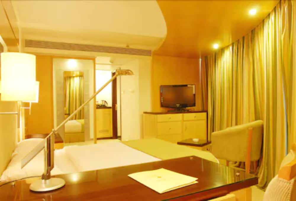 The Peninsula Grand 30/68