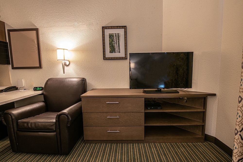 Candlewood Suites West Springfield 45/58