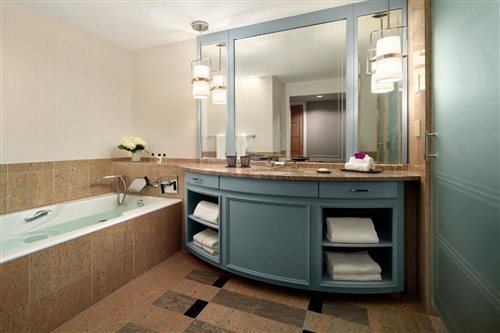 Suite, King Bed, Back Bay View, Corner