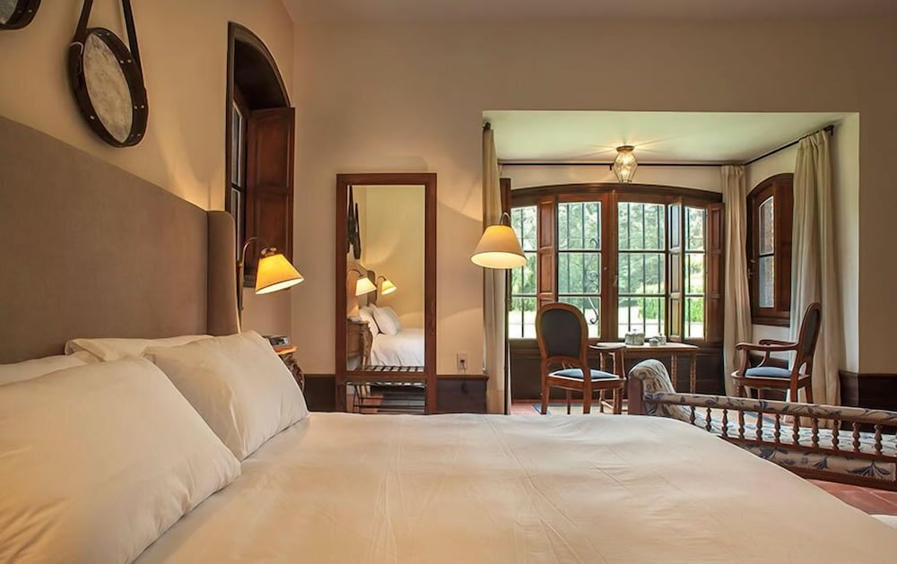 EXECUTIVE, SUITE