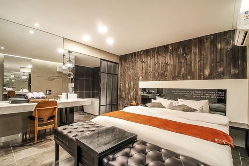 Hotel 2.4 17/50