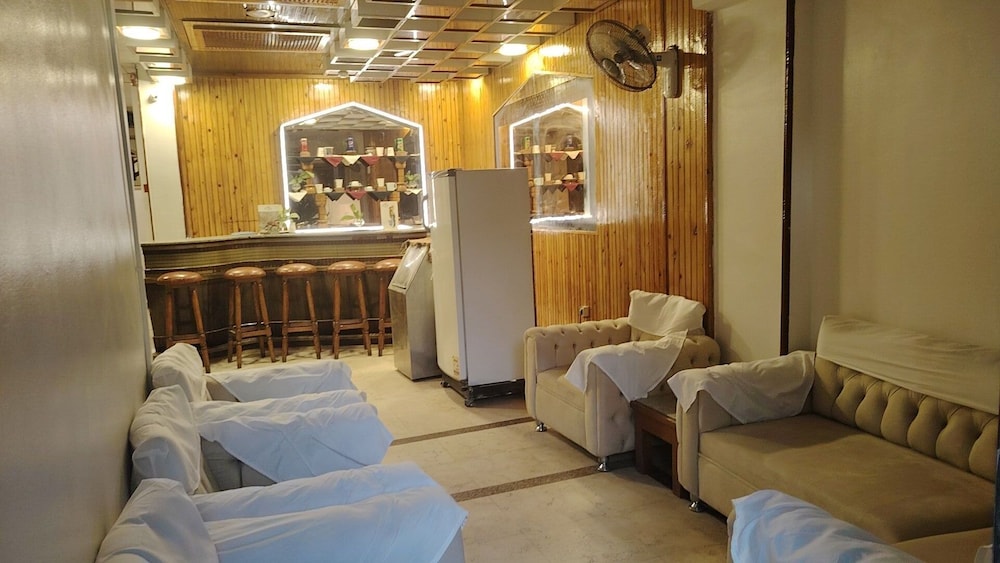 Shady Hotel 30/48