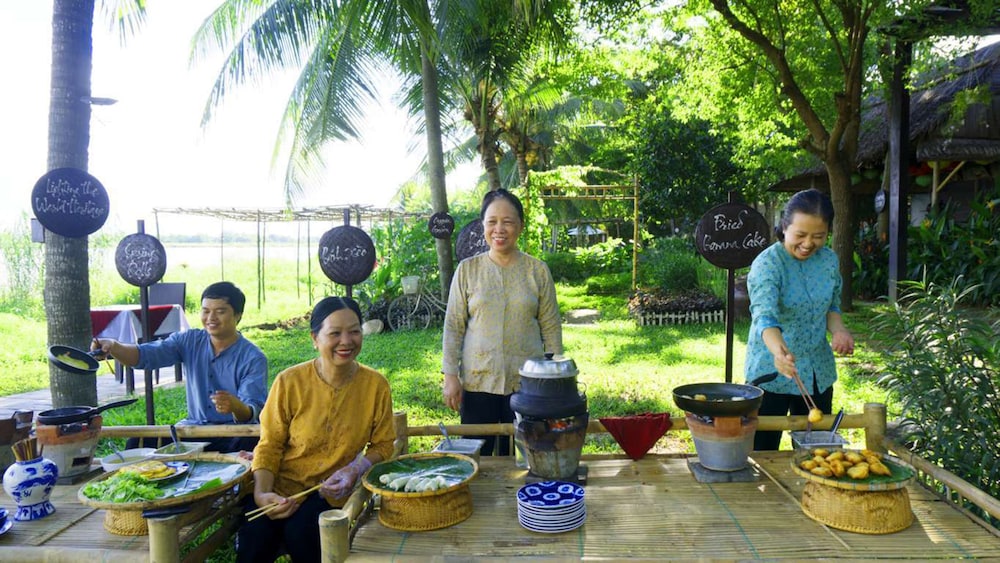 Vinh Hung Riverside Resort 75/78