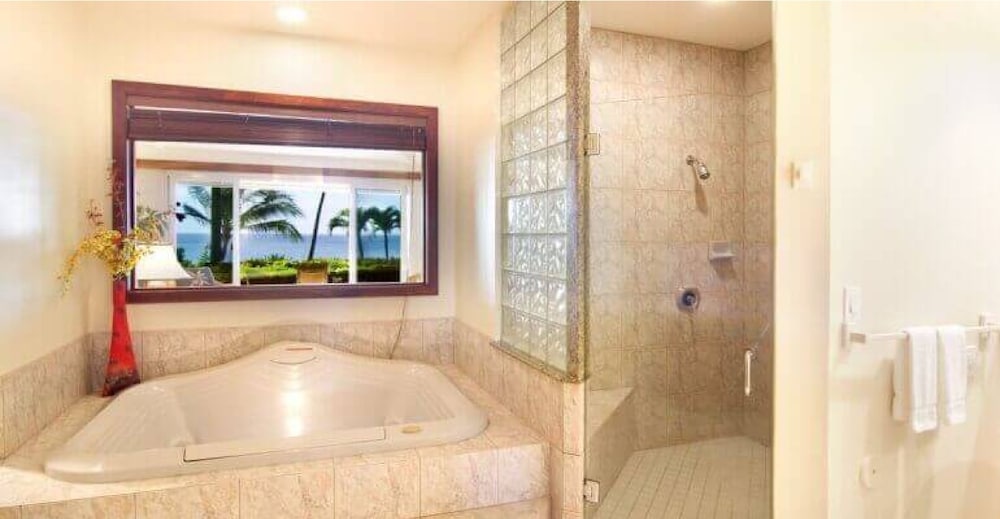 2 BEDROOMS, CONDO, DELUXE, OCEAN FRONT, KITCHEN