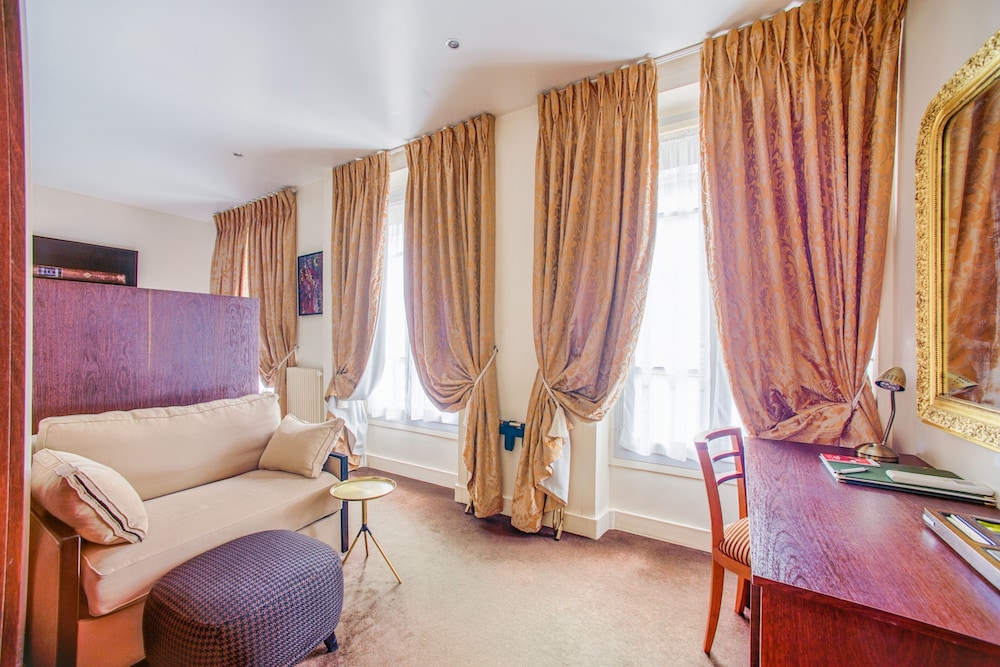 Queens Hotel 23/50