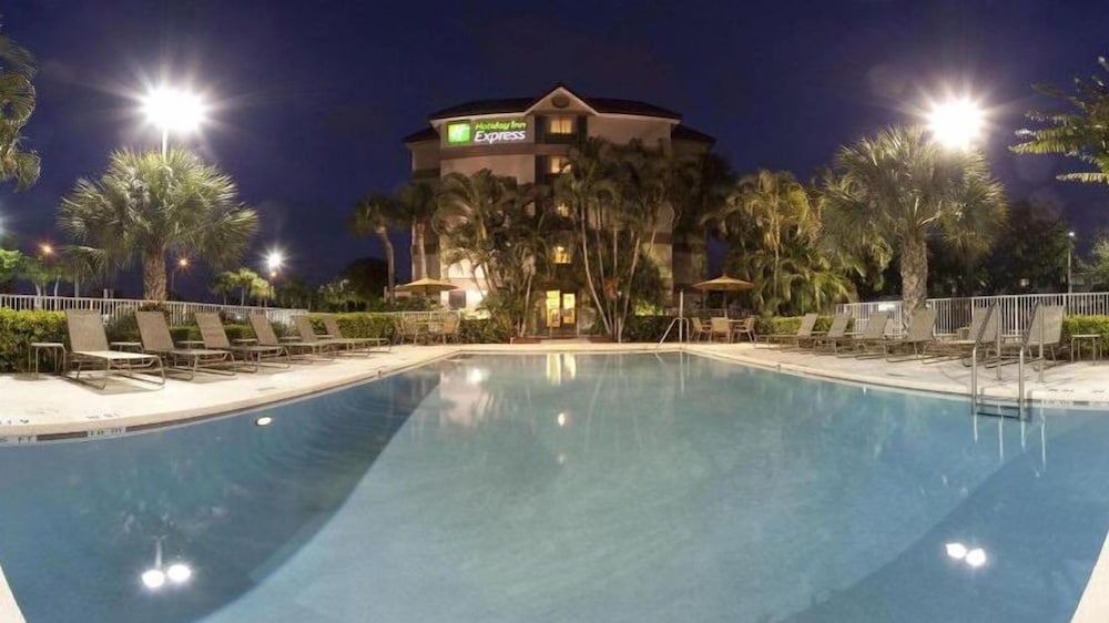 Holiday Inn Express Hotel Suites Ft Lauderdale N Exec Airport 3/76
