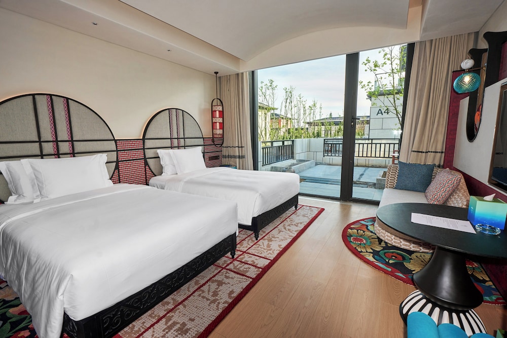 غرفة بريميوم بسرير كينج وسرير فردي، Hotel Indigo Sayram Lake by IHG 2/4
