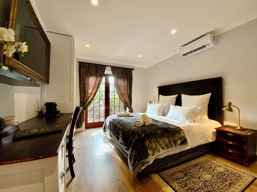 Room, King Bed, Goblin S Mead 2/4