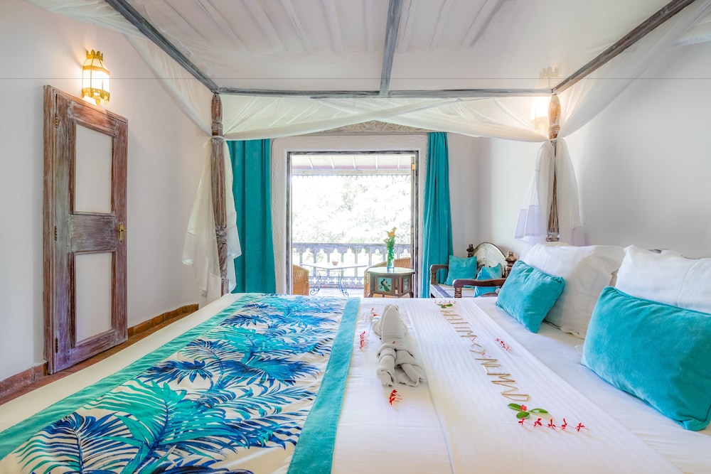 Nomad Beach Resort 16/76