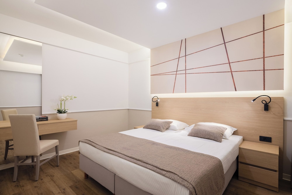 1 Bedroom, Superior, Apartment, King Bed, Sea View, Sofa, Balcony, APARTHOTEL TAMARIS 2/4