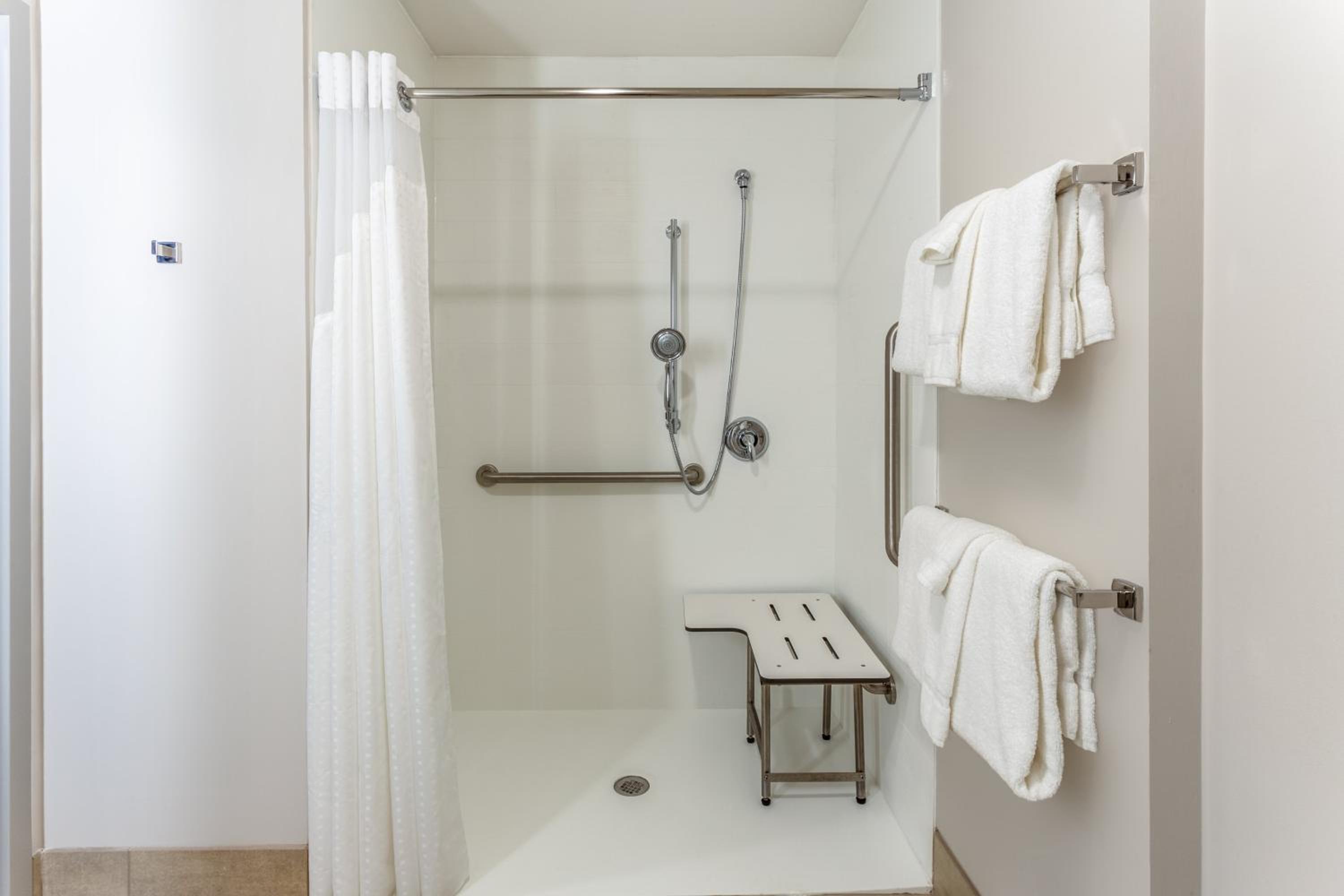 جناح لذوي الإعاقة، Holiday Inn Express Suites Springfield North 3/4