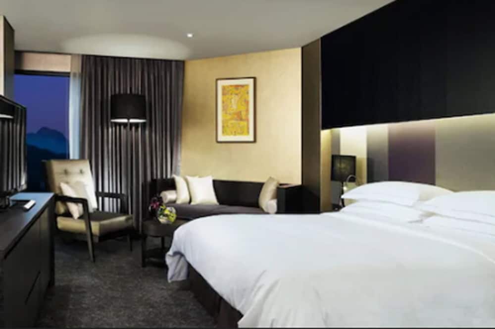 Swiss Grand Hotel 12/42