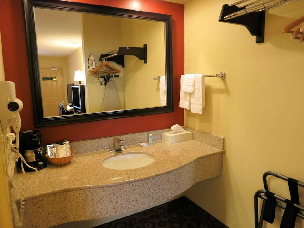 Rodeway Inn & Suites Clarksville near Governors Square Mall 16/22