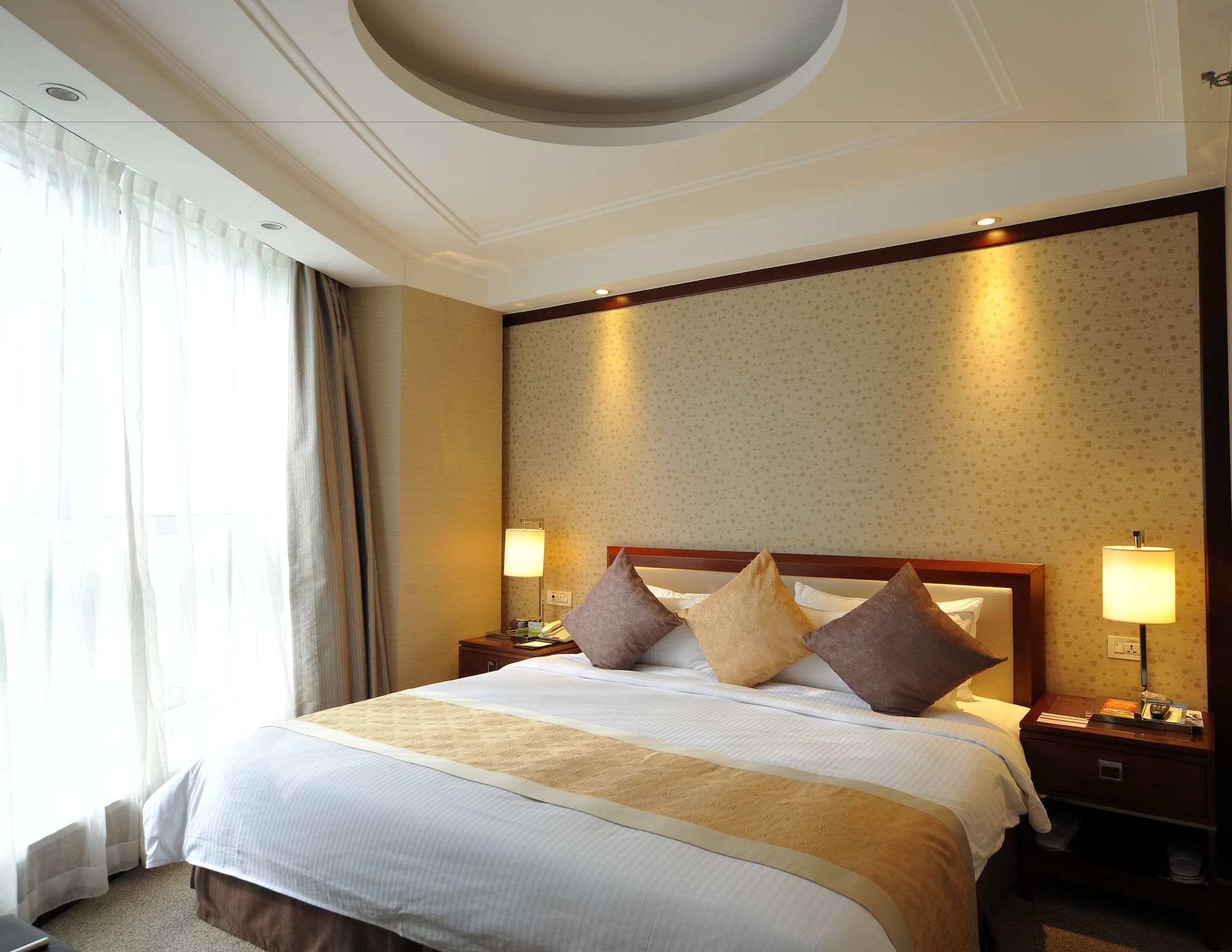 DELUXE KING BED ROOM