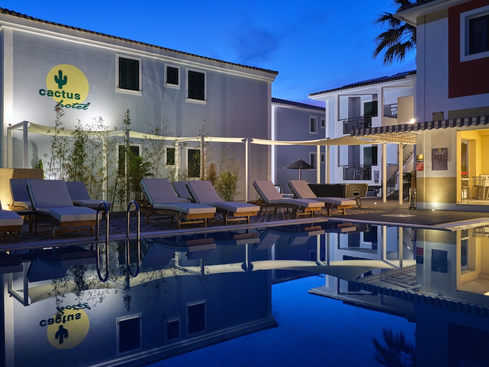 Cactus Hotel 70/76