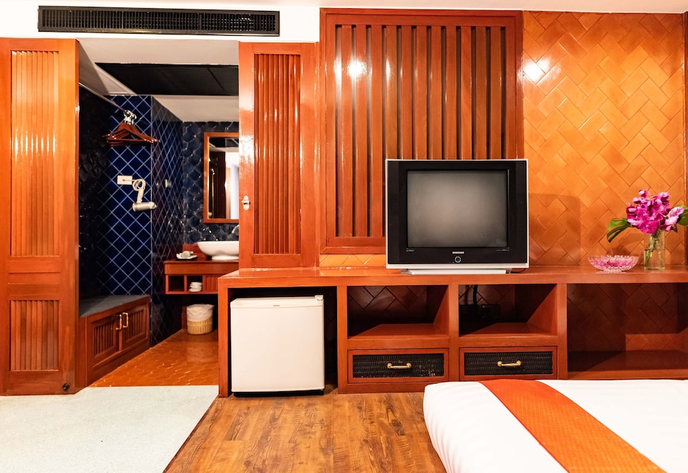 Dang Derm Hotel 50/68