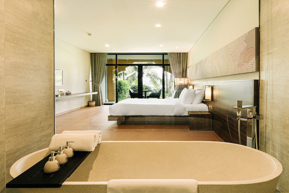Hoi An Memories Resort and Spa 50/50
