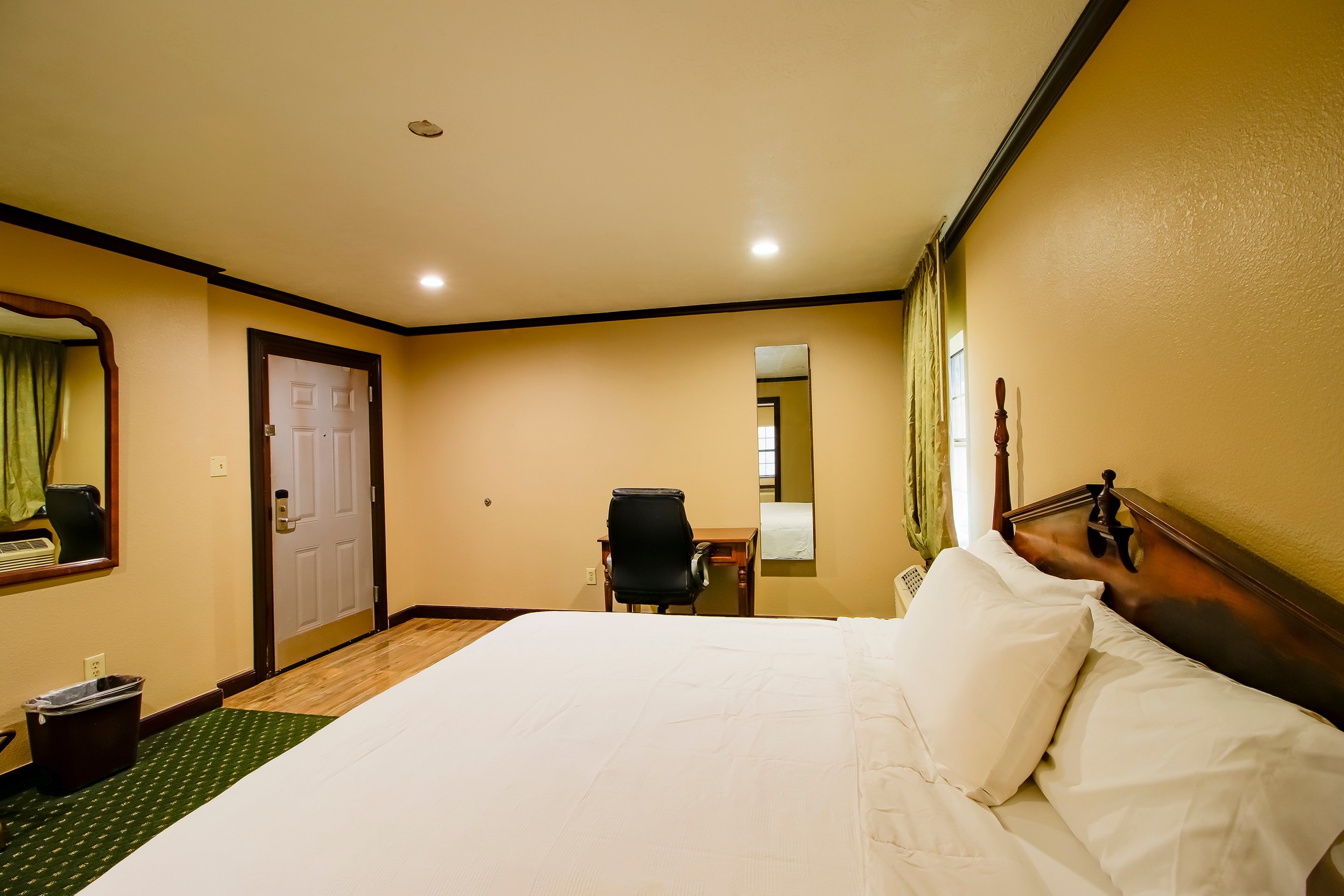 ROOM, KING BED, JETTED TUB