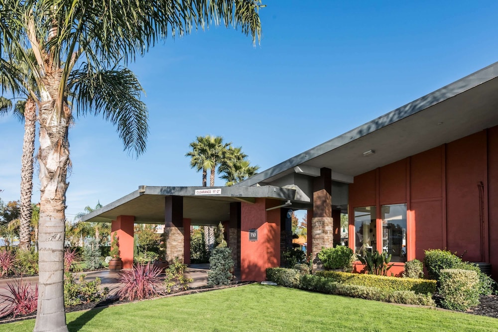 Days Inn & Suites by Wyndham Lodi 2/36