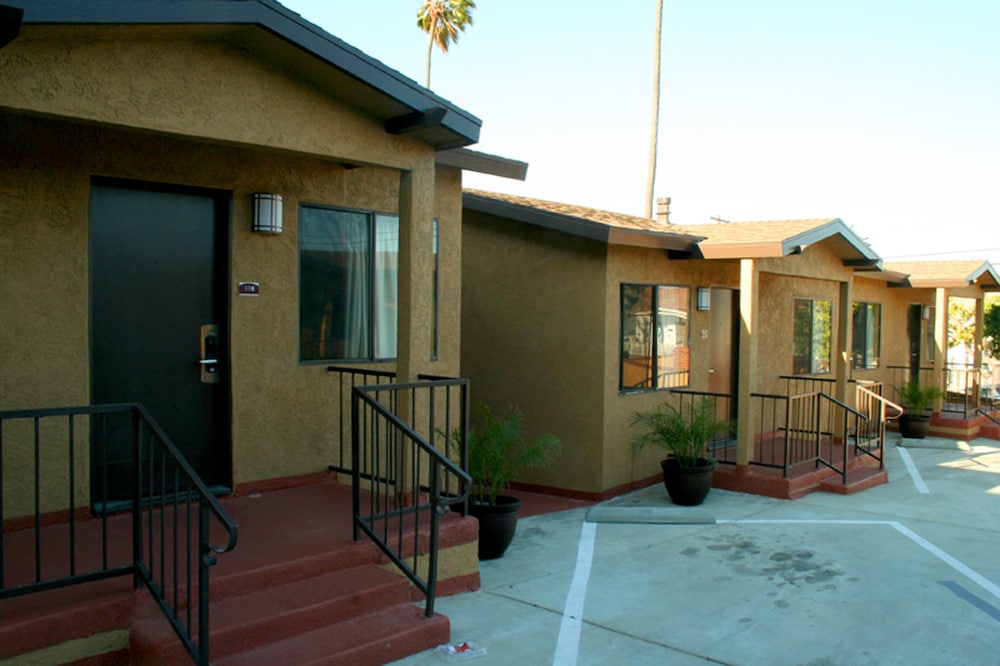 Pacific Inn And Suites 3/50