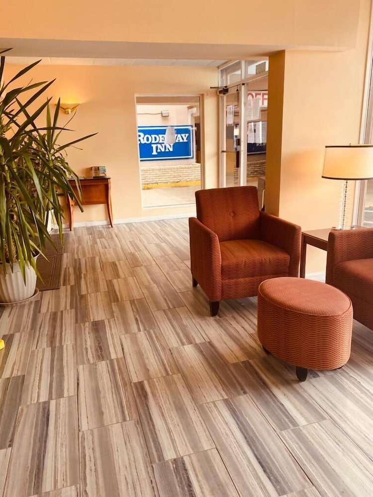 Red Roof PLUS+ & Suites Virginia Beach - Seaside 33/45