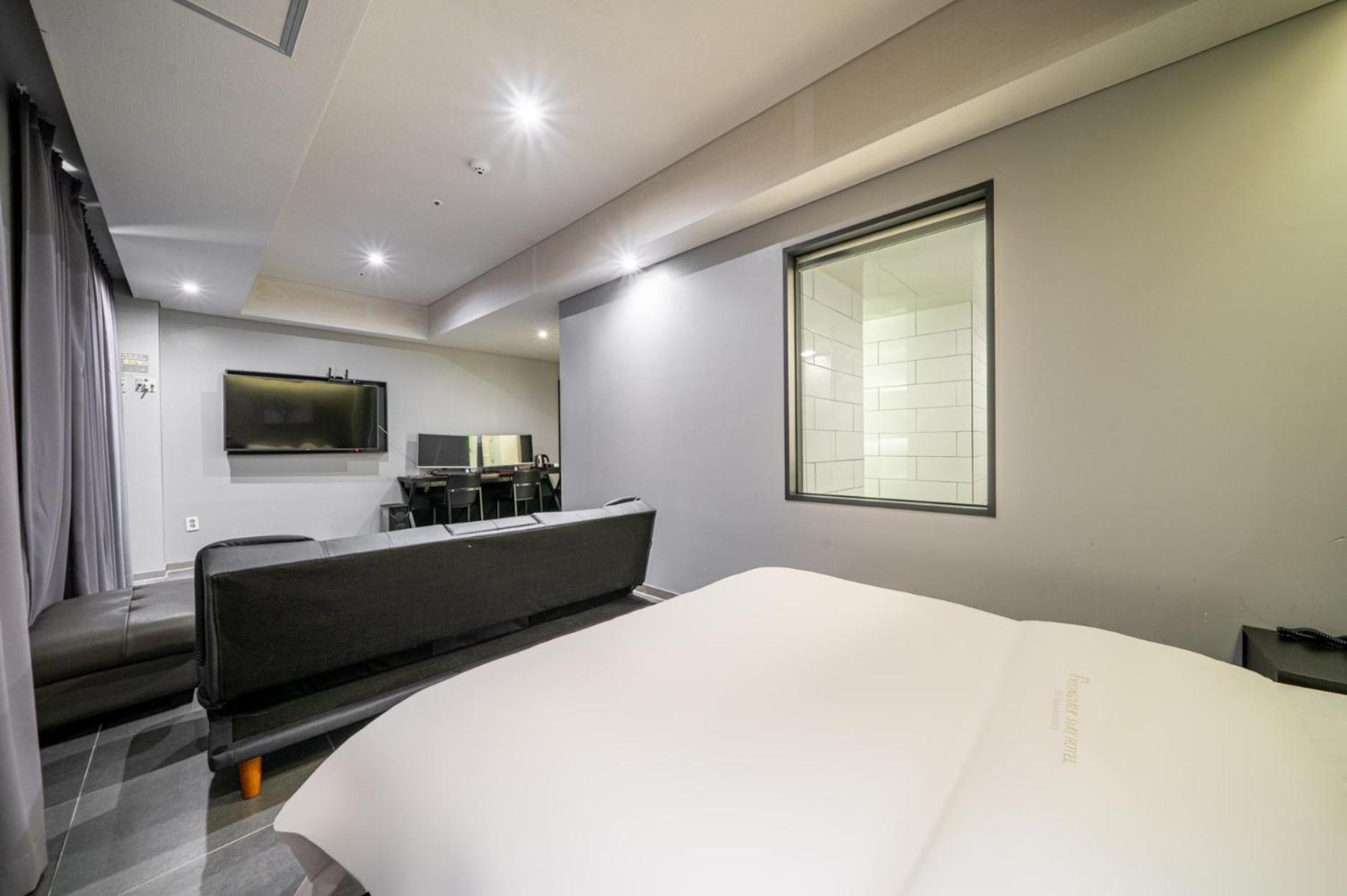 Suite, King Bed
