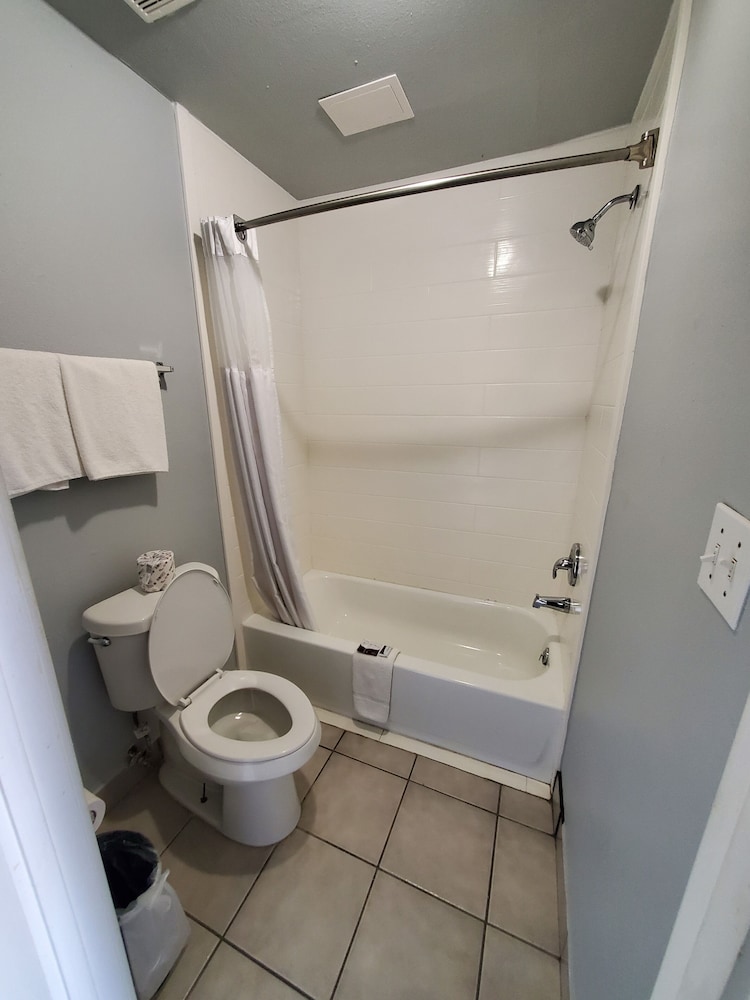 Deluxe Inn Suites 26/61