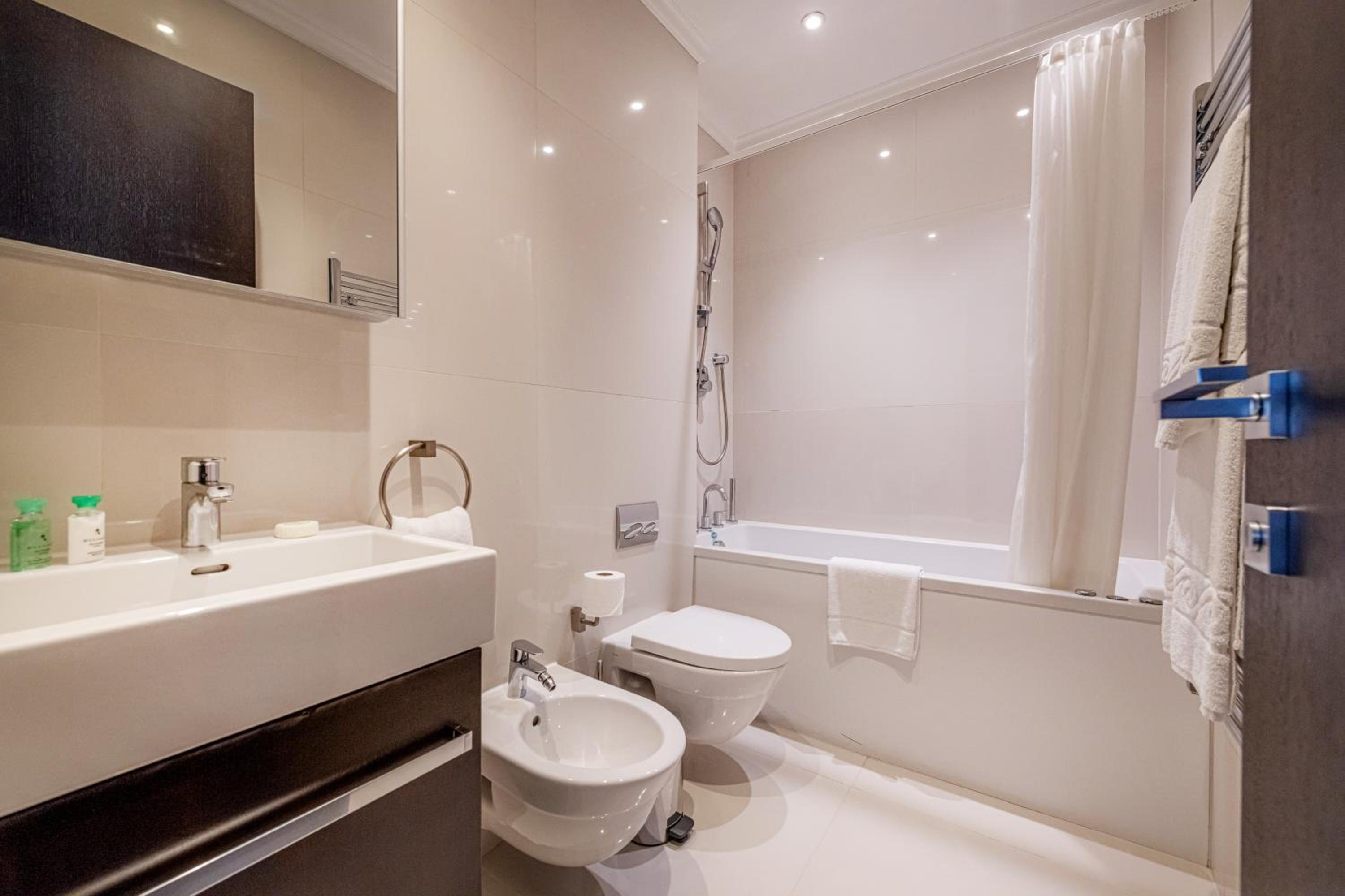 شقة ديلوكس بسرير كينج بغرفتي نوم، 130 Queensgate Apartments 9/10