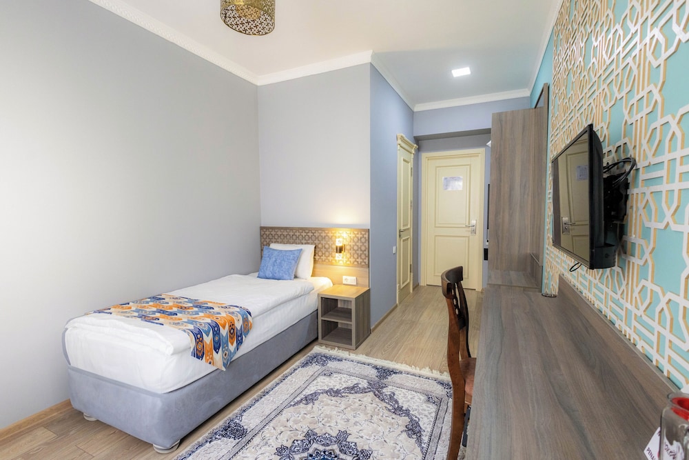Khan Hotel 7/48
