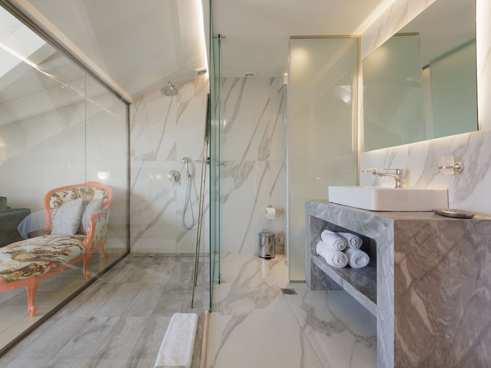 The Alley Boutique & Spa 48/50
