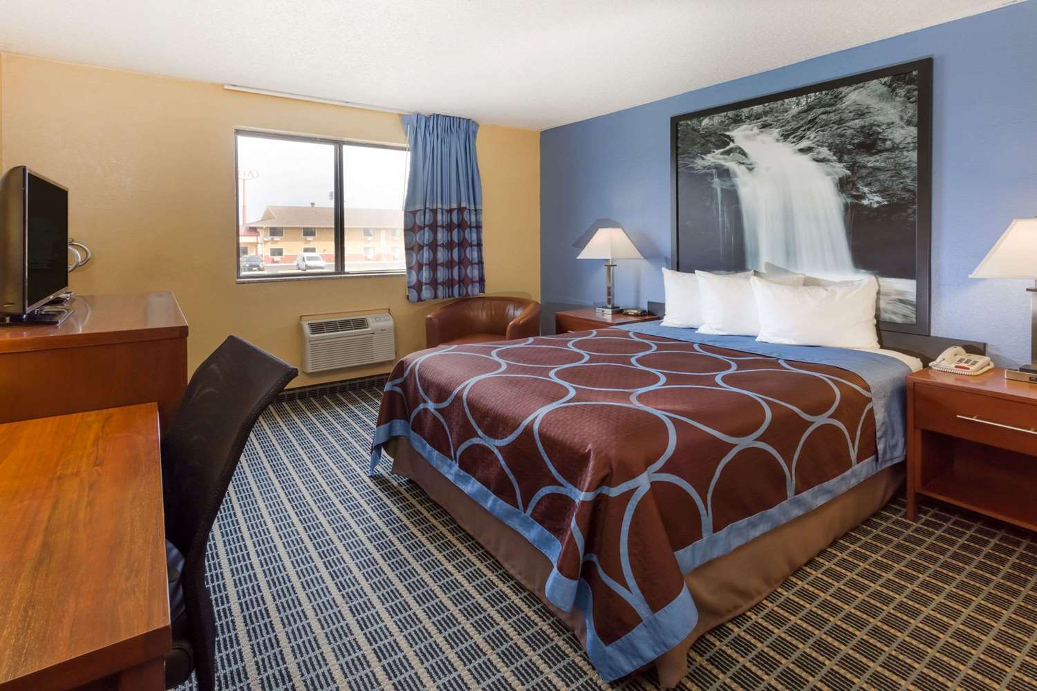 Super 8 by Wyndham Janesville WI 8/19
