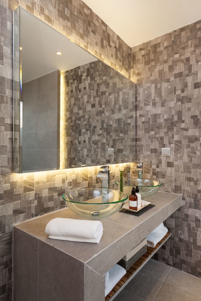 47 Luxury Suites 72/73